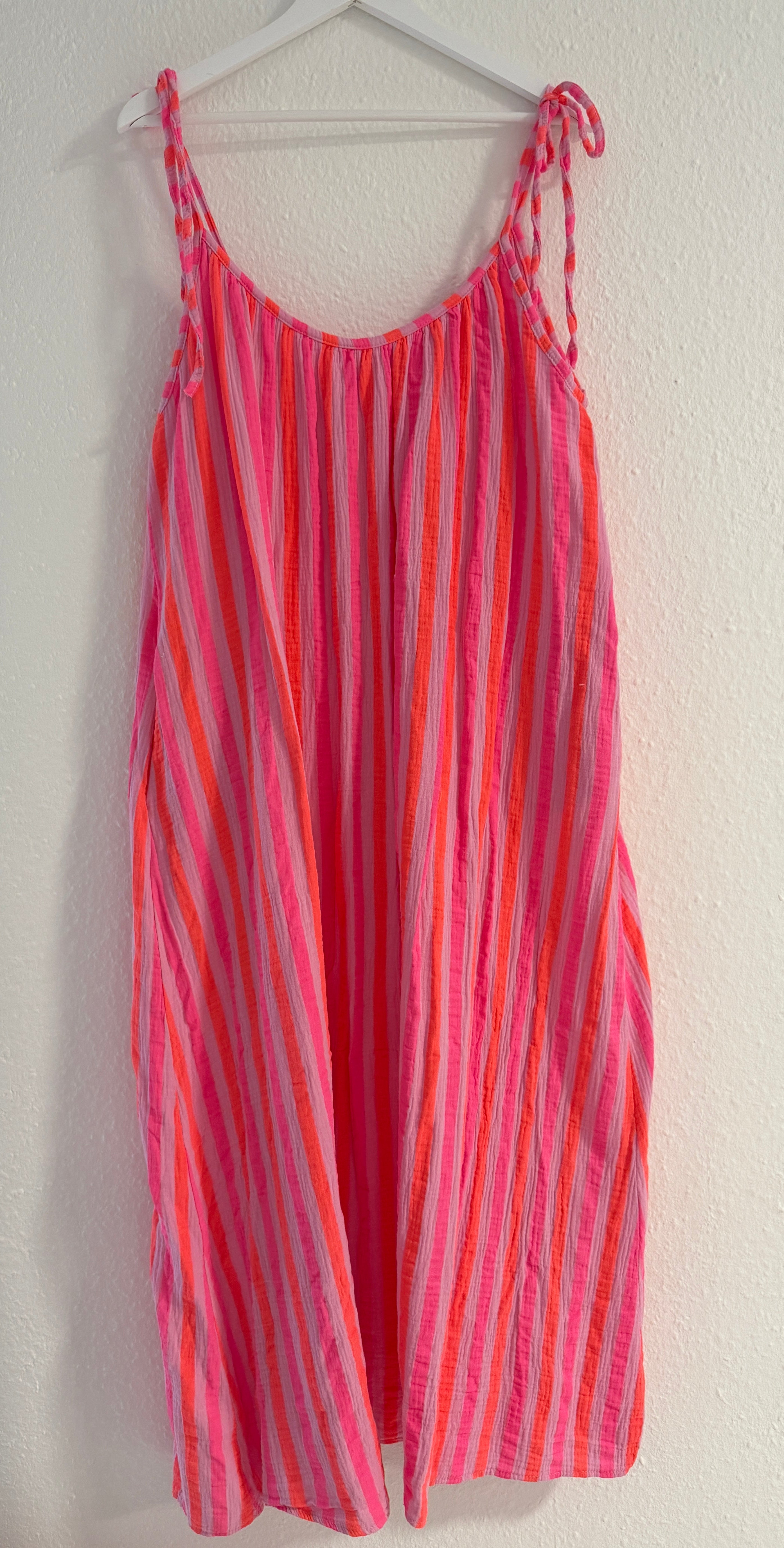 CURVY MUSSELIN KLEID | STRIVELLA