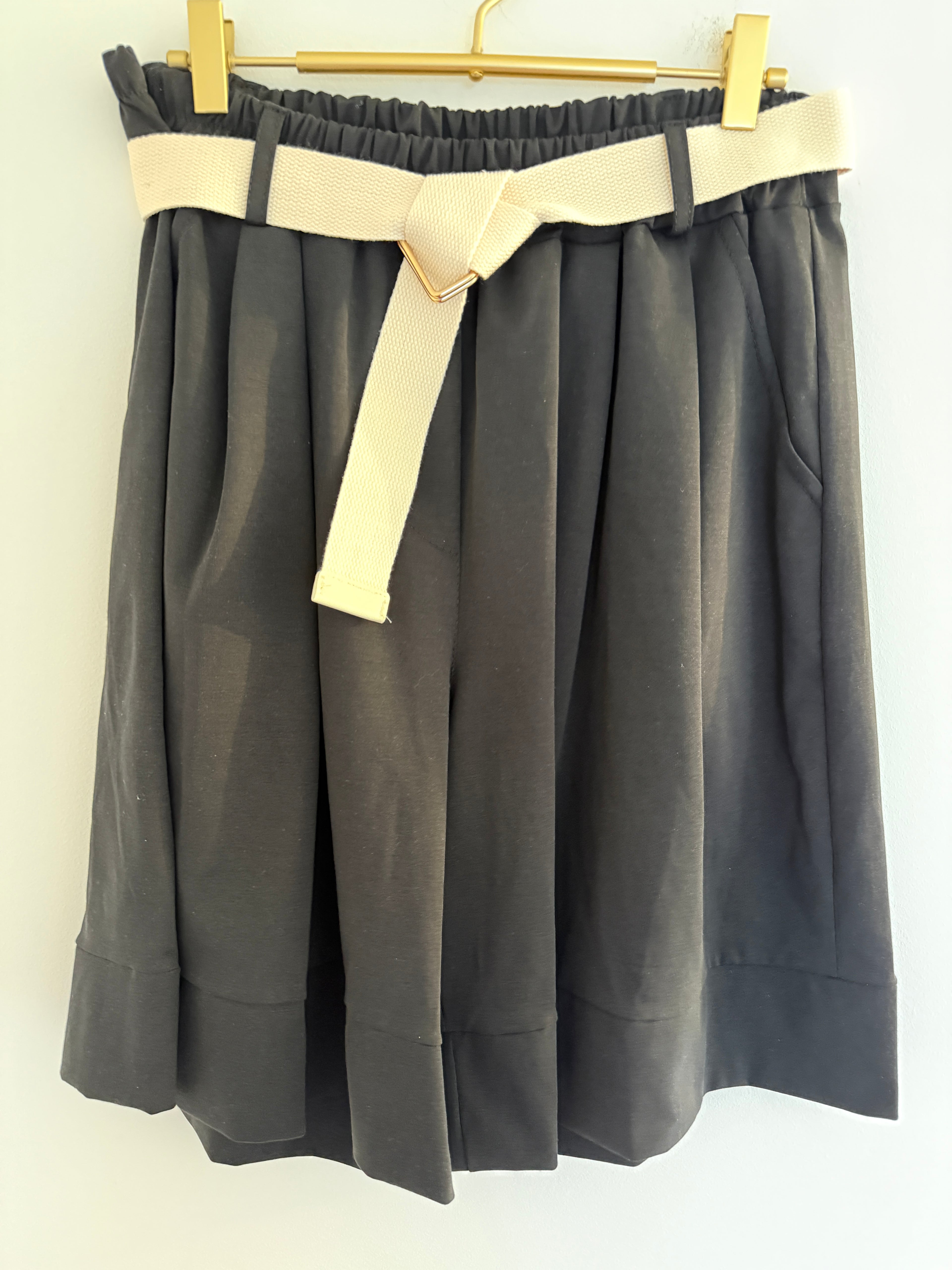 CURVY SHORT | LIVO